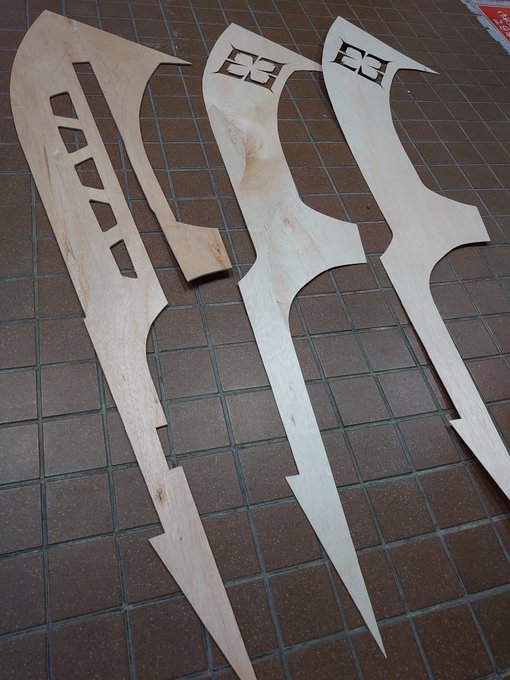 社員特権で会社の作業場を借りて大剣作ってます
#コスプレ 