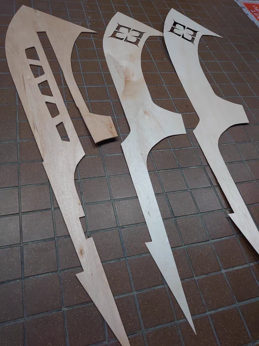 社員特権で会社の作業場を借りて大剣作ってます
#コスプレ 