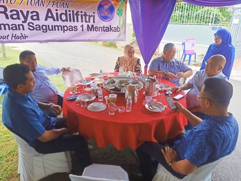 AzrilSarit's tweet photo. Sedap-sedap menu di Majlis Hari Raya Aidilfitri UMNO Cawangan Bandar Mentakab Kawasan Rukun Tetangga Sri Ara di Taman Sagumpas 1, Mentakab.

Turut hadir memeriahkan majlis - YB Dato Haji Nor Azmi Mat Ludin, YH Dato Aminuddin Abdul Hamid dan Saudara Wong Tze Shiang 黄子祥 https://t.co/jA8AUjqb63
