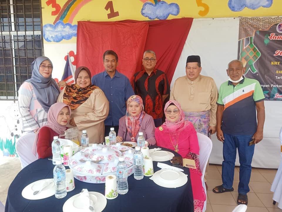 AzrilSarit's tweet photo. Hari ini menghadiri Majlis Jamuan Hari Raya Aidilfitri Krt Taman Tualang Indah di Pekarangan Bangunan Tabika Perpaduan Taman Tualang Indah.

Turut hadir AJK UMNO Bahagian Temerloh Encik Rozlan Abd Manaf, Naib Ketua Wanita UMNO Temerloh Puan Rosyatina Wahab. https://t.co/U92zxKxpoM