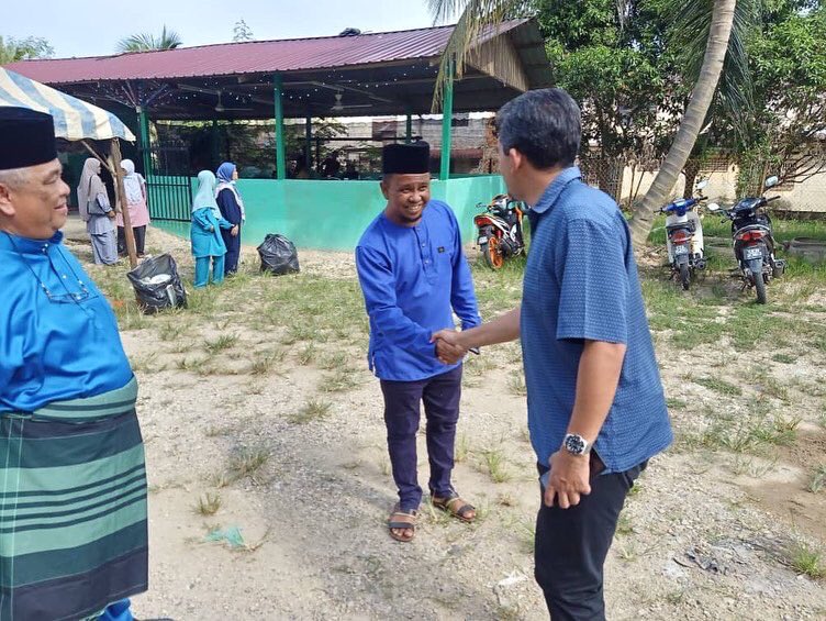 AzrilSarit's tweet photo. Sekitar Jamuan Hari Raya Aidilfitri di Taman Mentakab Indah, Mentakab.

Alhamdulillah, dapat kesempatan jumpa dan menyantuni masyarakat sekitar taman ini. https://t.co/IdkY2bH4Lz
