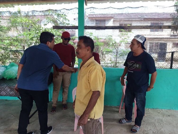 AzrilSarit's tweet photo. Sekitar Jamuan Hari Raya Aidilfitri di Taman Mentakab Indah, Mentakab.

Alhamdulillah, dapat kesempatan jumpa dan menyantuni masyarakat sekitar taman ini. https://t.co/IdkY2bH4Lz