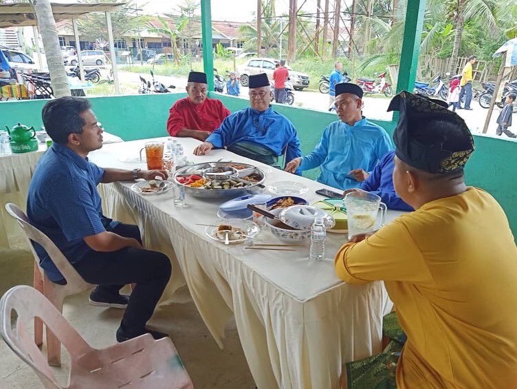 AzrilSarit's tweet photo. Sekitar Jamuan Hari Raya Aidilfitri di Taman Mentakab Indah, Mentakab.

Alhamdulillah, dapat kesempatan jumpa dan menyantuni masyarakat sekitar taman ini. https://t.co/IdkY2bH4Lz