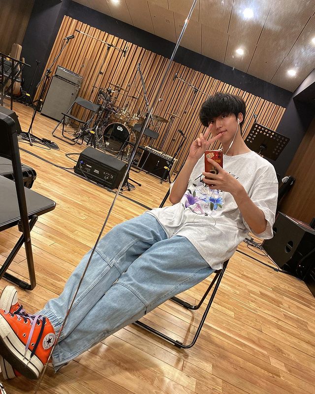 JUNHANFILES's tweet photo. [220529] #JunHan Instagram update

"Do you guys have a favorite flower?"

 ~ finally selca mirrors im crying 😭😭 https://t.co/pjyRJwUHA7