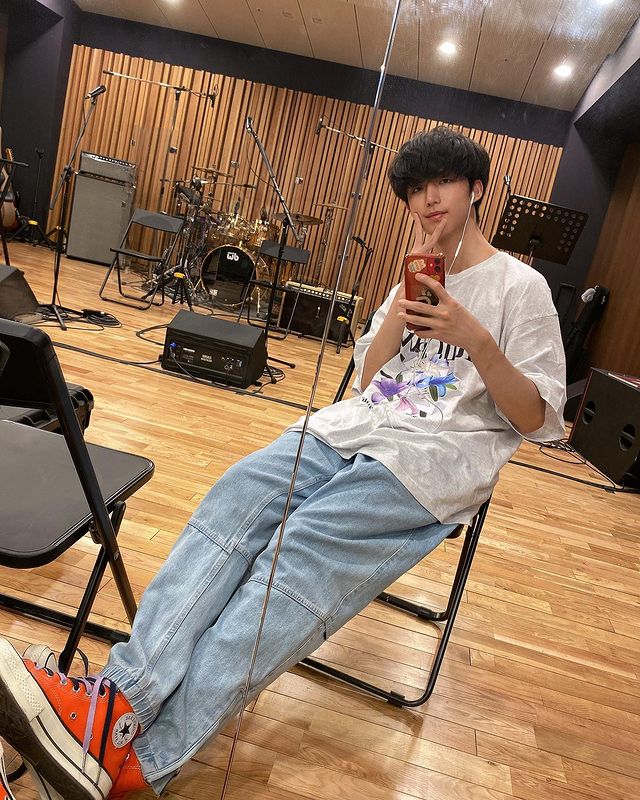 JUNHANFILES's tweet photo. [220529] #JunHan Instagram update

"Do you guys have a favorite flower?"

 ~ finally selca mirrors im crying 😭😭 https://t.co/pjyRJwUHA7