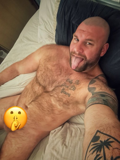 Hit Retweet if you’d prefer to lie in on a Sunday for snuggles and more 🥰😘 #gaybearsofinstagram #gaybeardedmen