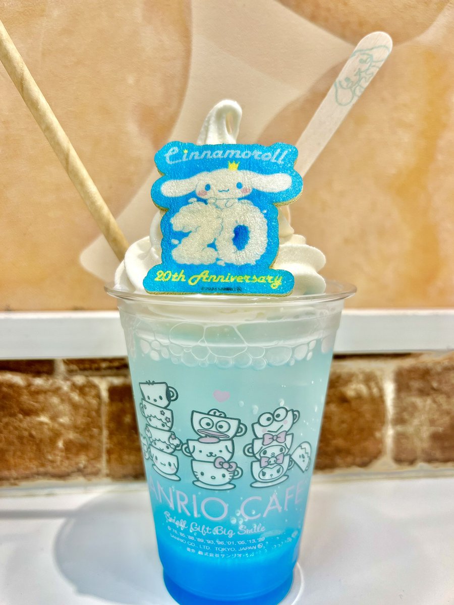 yaetaso_777's tweet photo. 先日 #ダイバーシティ東京 の #HelloKittyJapan で飲んだ #シナモロール のドリンク🥤
可愛いし、美味しいし❤️
本当シナモン大好き(*´ω`*)💕
推せる( ´∀`)bグッ! https://t.co/hq3hE0kth2