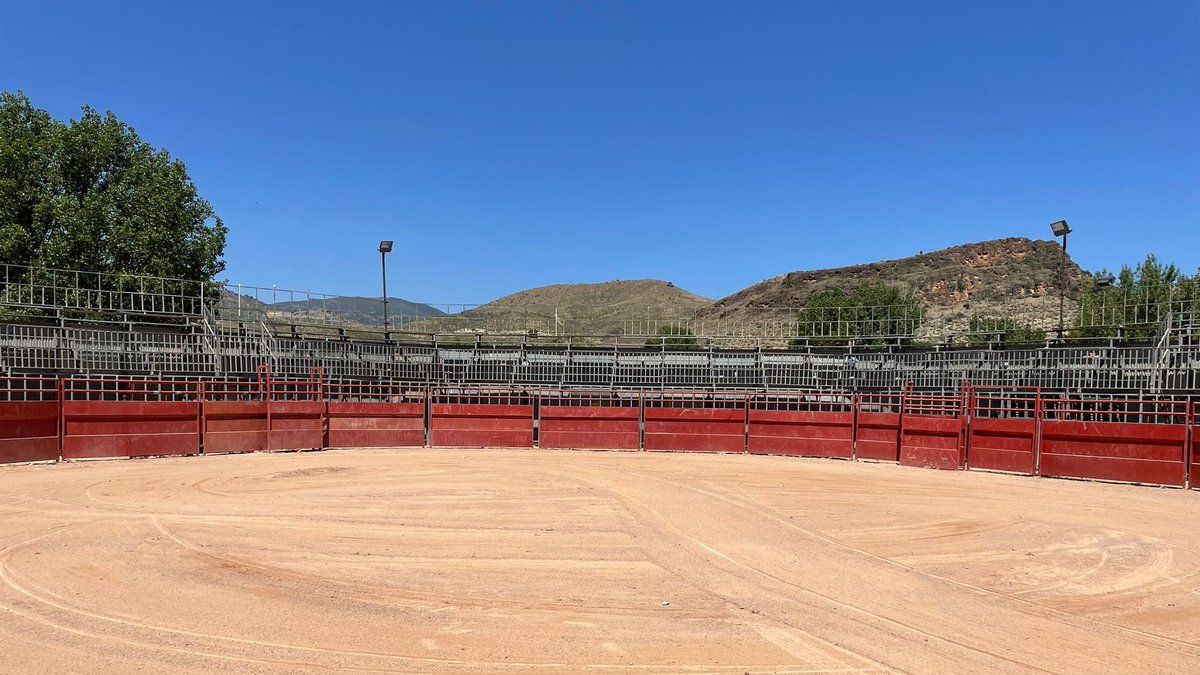 🤞 Los arenero de <a href="/MoresActivo/">MoresActivo</a> han dejado el ruedo de su plaza de toros impecable para acoger a los chicos de #CastaAragonesa.

⌚ 17:30H 
¡Te esperamos!
torosocial.es