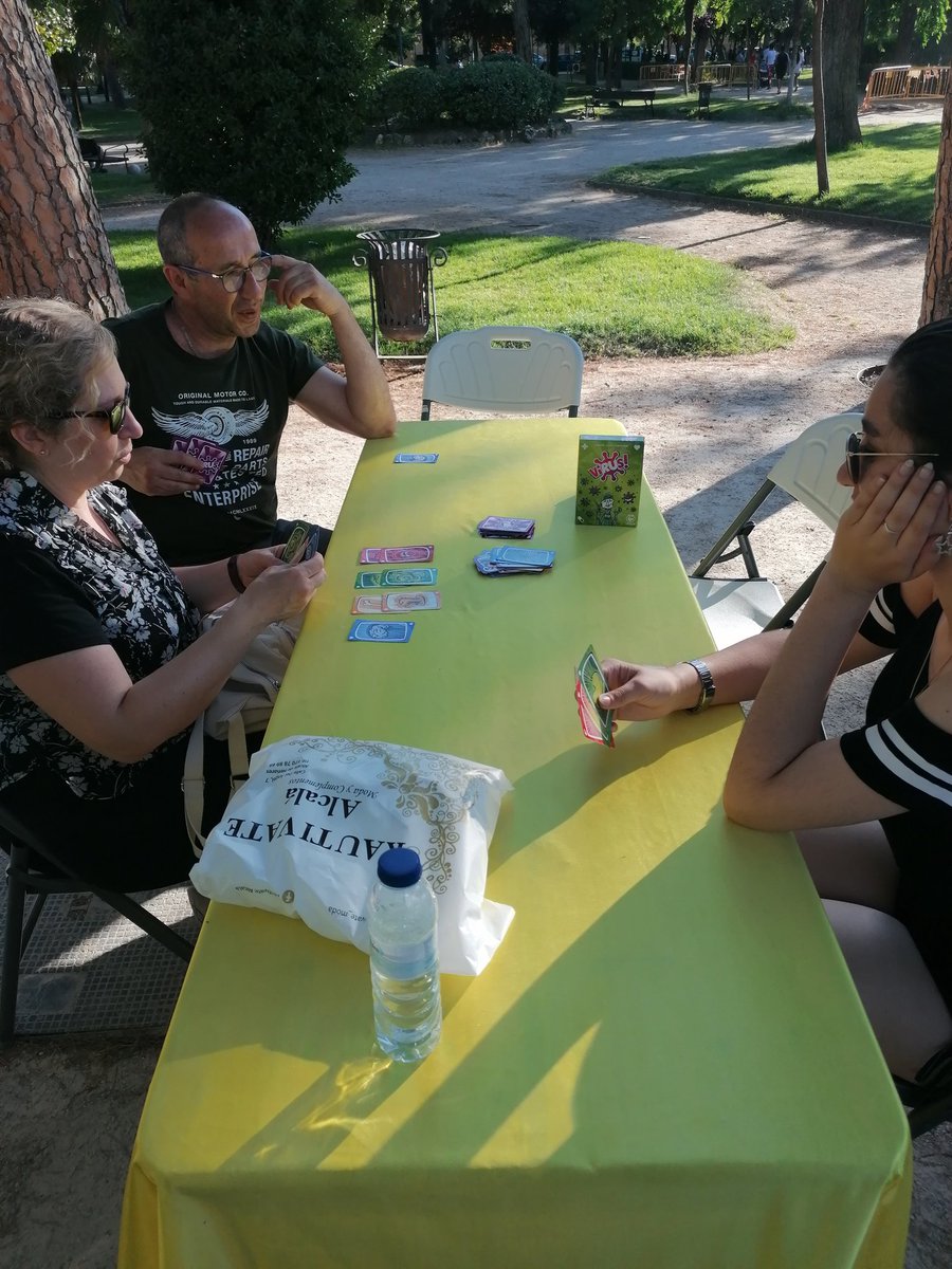 Algunas fotos de nuestras mesas ayer en #Cervanfriki, una jornada organizada por <a href="/OFMALCALA/">Otra Forma de Moverte</a> en el que muchas asociaciones y grupos nos juntamos en el Parque O'Donnell para dar a conocer y celebrar nuestras aficiones con la ciudad 😊.

#ocio #juegosdemesa #AlcalaDeHenares