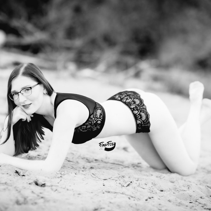 Die Pose hier z&auml;hlt irgendwie zu meinen Lieblingsposen. Ihr k&ouml;nnt euch schon denken warum 😉  📸 by: Gerald<a href="/tag/shooting"class="tags"><span>#shooting</span></a><a href="/tag/redhead"class="tags"><span>#redhead</span></a><a href="/tag/redhair"class="tags"><span>#redhair</span></a><a href="/tag/photoshooting"class="tags"><span>#photoshooting</span></a><a href="/tag/girlswithglasses"class="tags"><span>#girlswithglasses</span></a>