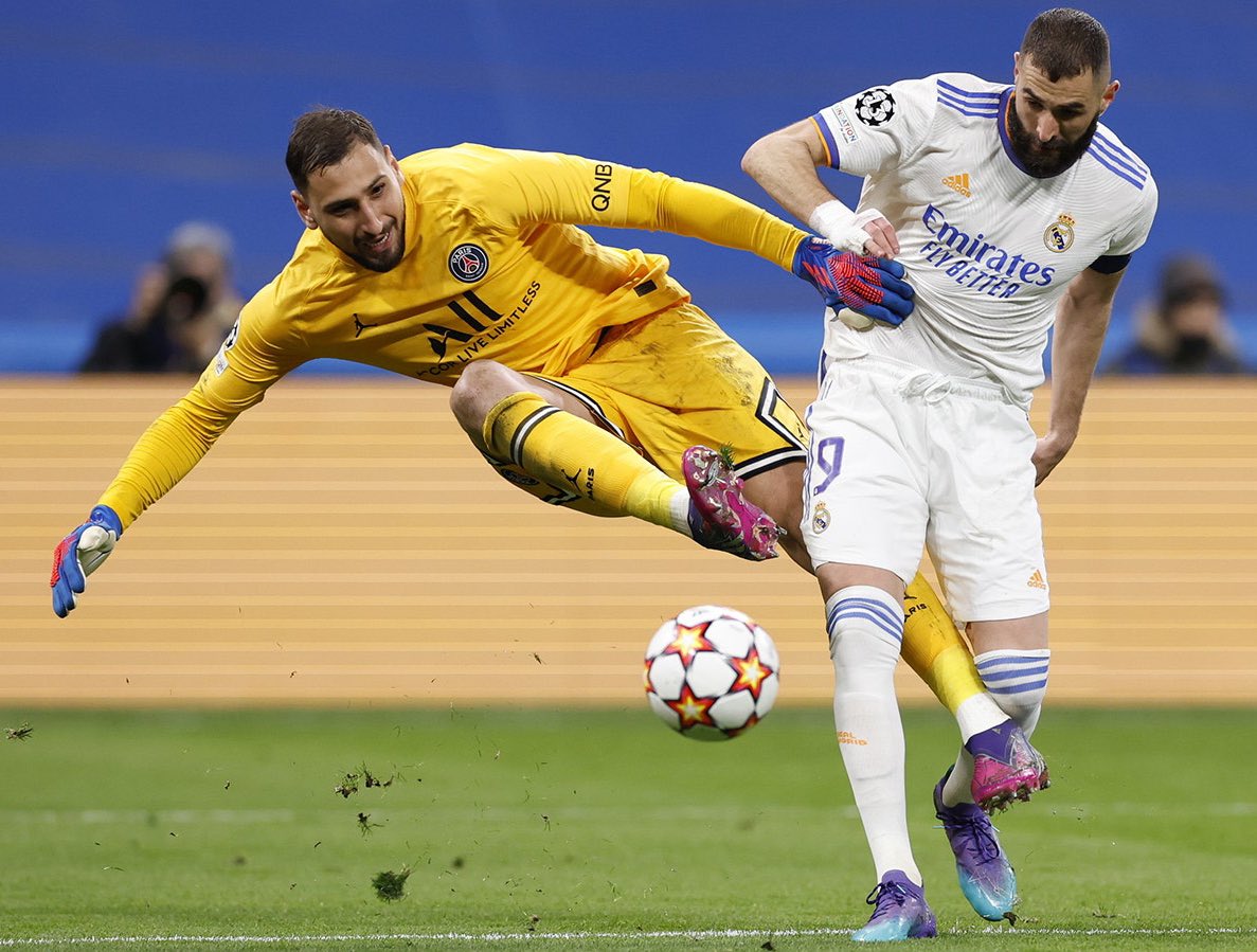 Gigio Donnarumma 🇮🇹 : « Hier, j'ai vu la finale et Courtois a fait un match incroyable […] Cela me fait un peu d’effet de voir qu’on aurait pu être là (en finale), mais malheureusement le football est comme ça. […] S’il y’avait faute de Benzema ? Pour moi, oui. »