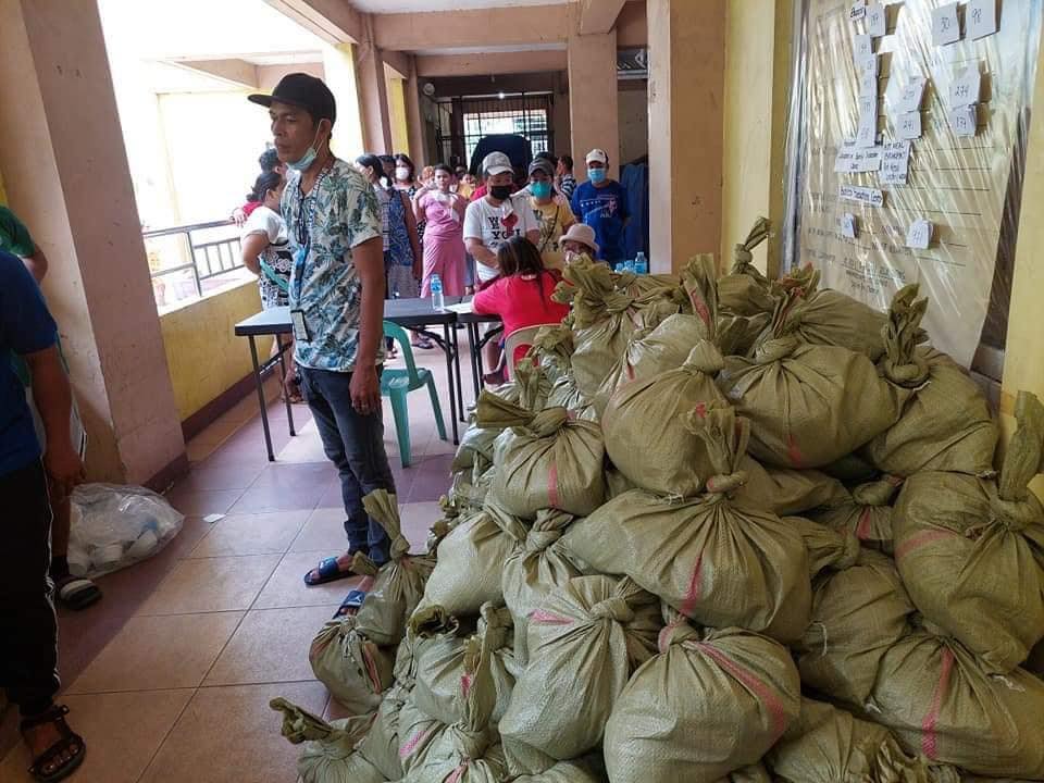 CarlosAlmedaCo1's tweet photo. Salamat sa mabilis na aksyon OVP ni LeniRobredo, AngatBuhay Manila, sa pagtulong sa lahat ng biktima ng sunog sa Baseco. Walang pinipili ang kakampink na tutulungan kahit LBM pa yan  🙏🙏💗💗 https://t.co/h1s9R8q5BK