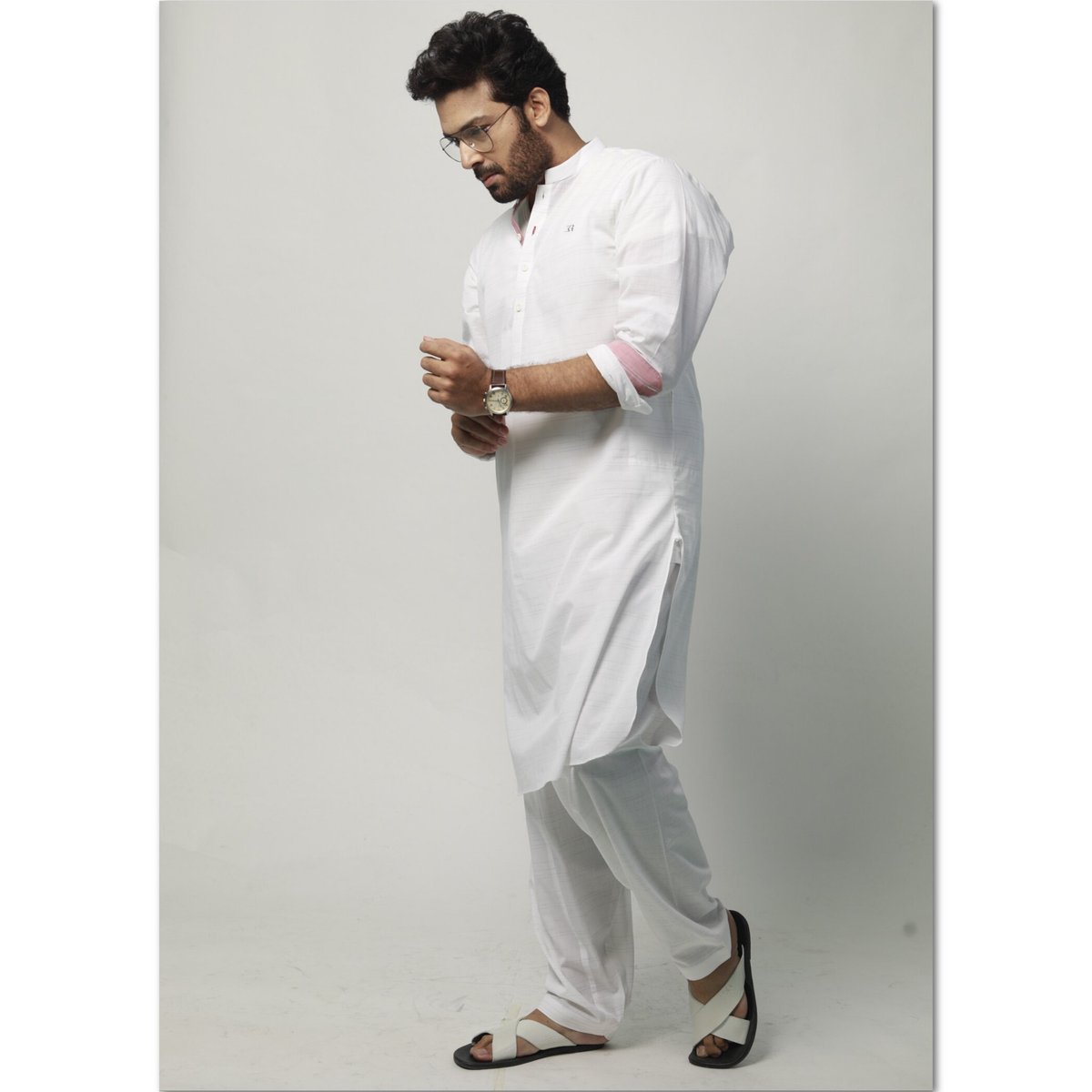 Mudassir_Waqar's tweet photo. Indoor shoot 🍥⬜🤍
#mudassir #mensblog  #menscasualstyle #pakistanimen #moodwise #easternwear #whitekurta #whitedress #indoorshoot #blessing #menstyle #fashiondaily  #mudassirwaqar https://t.co/e3DucMnRUb