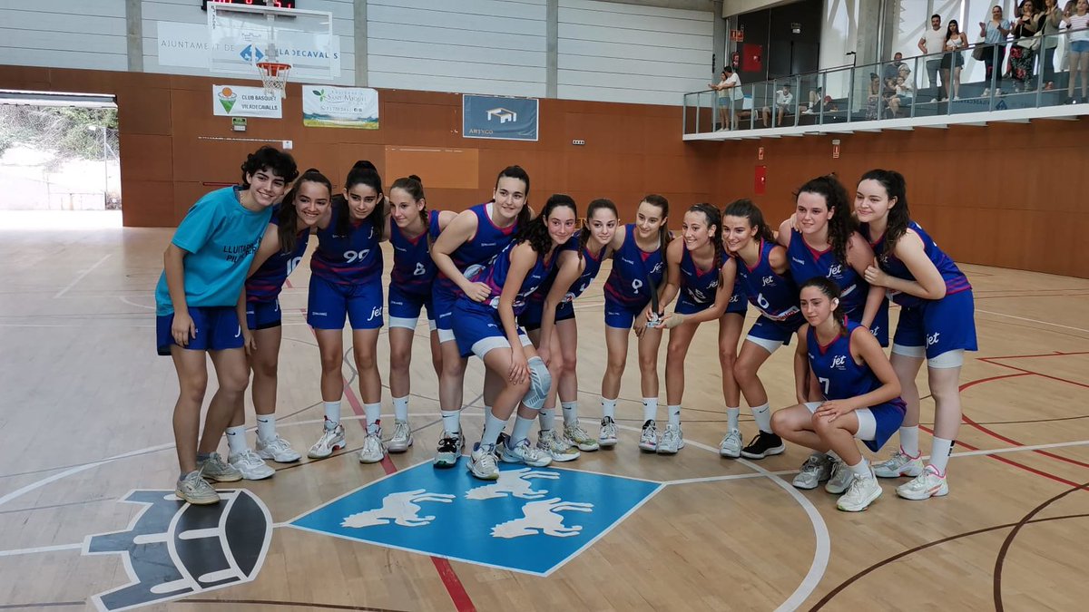 FCBQ's tweet photo. 🏆 El @LimaHortaBasket CAMPIÓ de Catalunya Júnior Femení 1r any 2021-22 a #Viladecavalls en derrotar el @FCBbasket_fem en la final (51-63), mentre que la @uemataro-@FemeniMaresme ha assolit el 3r lloc en vèncer la @JETerrassa (49-71). Enhorabona!

📊 https://t.co/5CslHnVEwX https://t.co/EAsKZg5X8D
