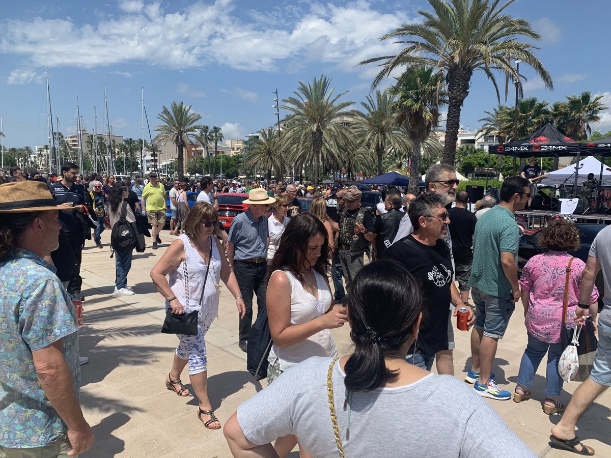 ajuntamentvng's tweet photo. Durant tot el dia i fins les 20 h diversos espais de la façana marítima de #vng acullen la la festa del motor #Farus https://t.co/eQ0p9VQun0