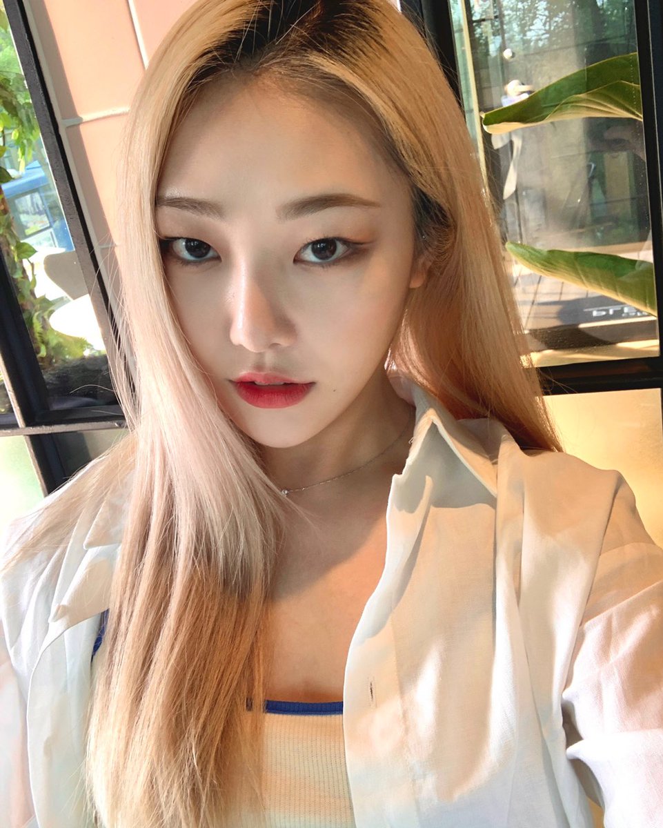 BlingBr's tweet photo. 🐱 29.05 一 Update da Marin via Twitter.

"Bom domingo 🐈💙💙"

#BlingBling #블링블링 @blingbling_new https://t.co/ddFXChiO03