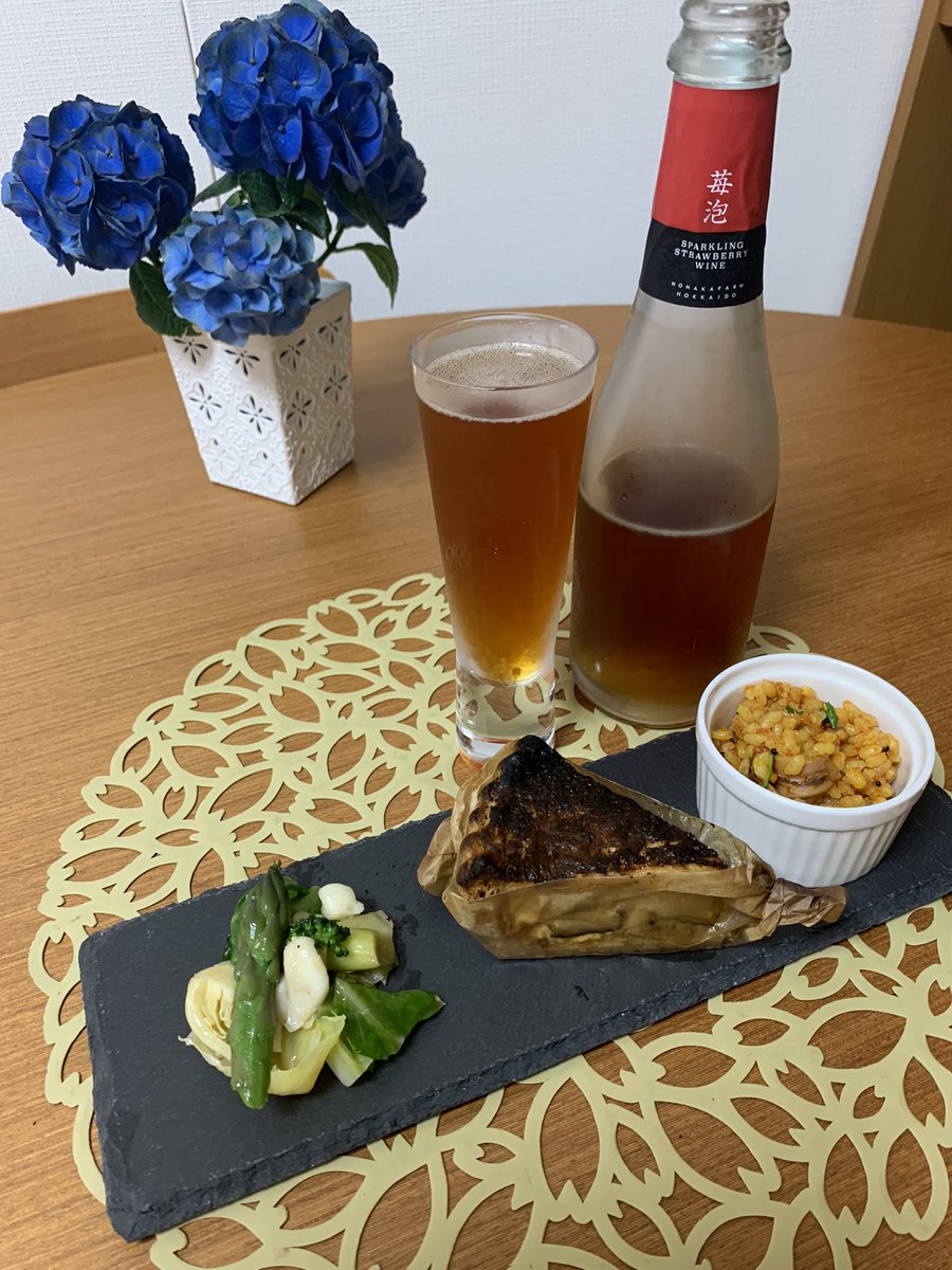 adswoff's tweet photo. 今日はいささか涼しいというか寒い1日でしたね
原稿の締め切りもなんとか乗り越えられそうで
ゆっくりお夕飯をいただきます♪
むむ、キッシュの温め油断したら少し焦げてしまった😂 #CHIOSCO さんのお惣菜美味しい🥰
#苺泡
#いちごスパークリング
#旭川野中農園
#CHIOSCO
#SlatePLATE
#ダイソー https://t.co/64nNxgkndj