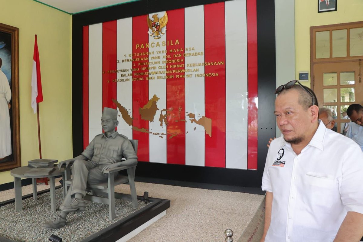 SedulurAzis's tweet photo. Bangunan yang menjadi satu dengan Biara Santo Yosef Kathedral Ende, yang sekarang kita kenal sebagai Serambi Bung Karno. Ini bukti kemajemukan yang mampu ditampung oleh Pancasila,

#lanyalla #ende #biara #santoyoseph #bungkarno #pancasila https://t.co/k9EKp1ubJo