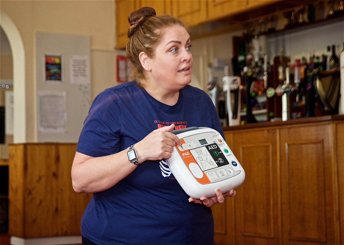I gave a community CPR/Defib training session in Tysoe yesterday to 28 residents. Organised by the lovely Joanne Carroll of #WinchcombrFarm. 

In return Joanne made a donation to my @MayorOfSuA charities. Thank you Jo. 

Photos curtesy of <a href="/davidfawbert/">David Fawbert Photography</a>
