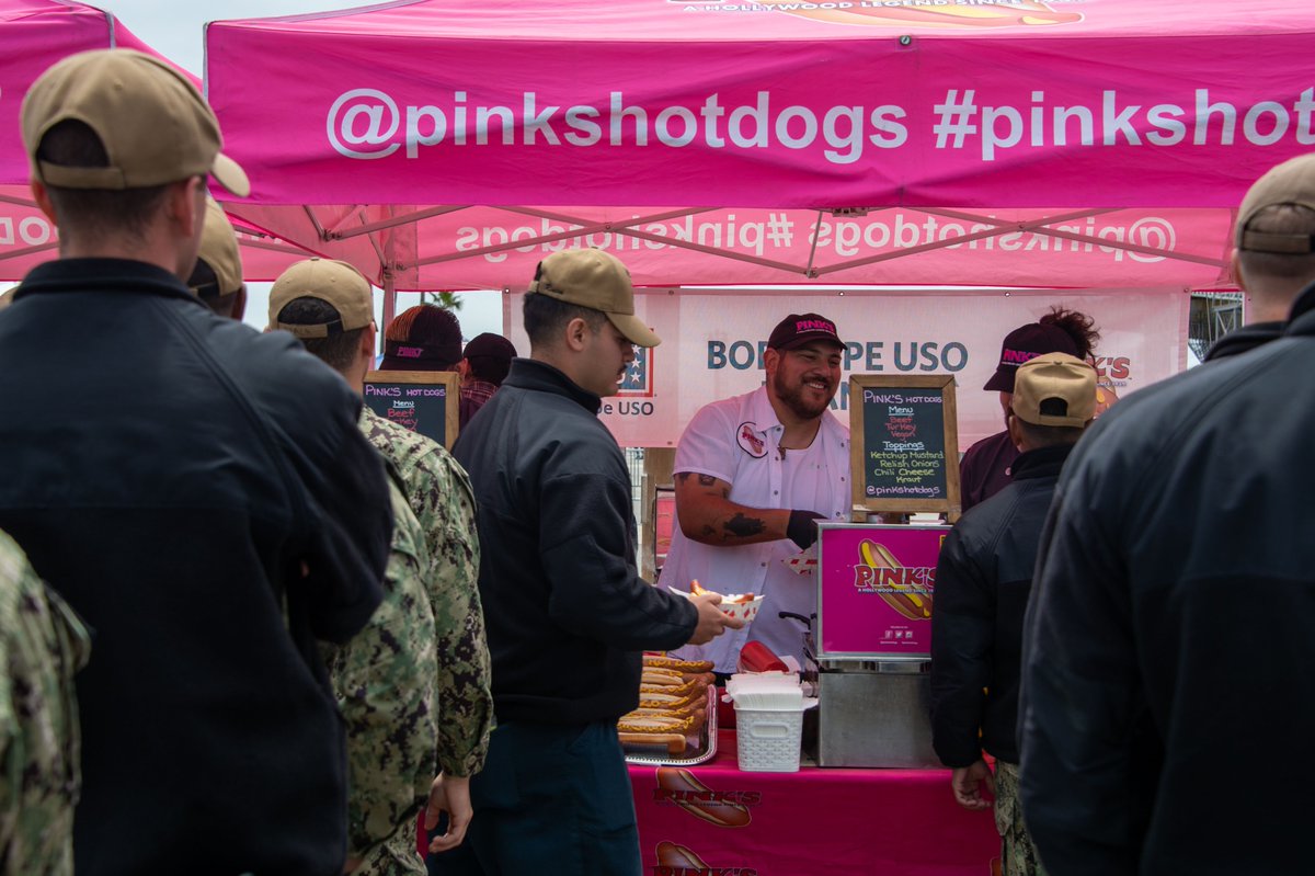 Pink’s Hot Dogs volunteers provide lunch for service members in the Bob Hope USO tents outside of @ussessex_lhd2 during Los Angeles Fleet Week, May 28, 2022. U.S. Navy photo by MC3 Christina Himes. #USNavy #GoNavy #Navy #USPacificFleet #LAFW2022 #LAFleetWeek2022
