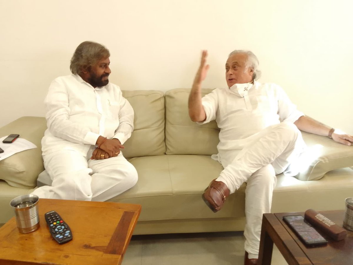 eshwar_khandre's tweet photo. ಬೆಂಗಳೂರಿನಲ್ಲಿಂದು ಕೇಂದ್ರದ ಮಾಜಿ ಸಚಿವರಾದ ಶ್ರೀ ಜೈರಾಮ್ ರಮೇಶ್ ಅವರೊಂದಿಗೆ ಸೌಜನ್ಯದ ಭೇಟಿಯಾದ ಸಂದರ್ಭದಲ್ಲಿ ಪ್ರಸಕ್ತ ರಾಜಕೀಯ ಪರಿಸ್ಥಿತಿ ಮತ್ತು ಕಾಂಗ್ರೆಸ್ ಪಕ್ಷದ ಬಲವರ್ಧನೆ ಕುರಿತು ಚರ್ಚಿಸಲಾಯಿತು.
@Jairam_Ramesh https://t.co/9nfpN1VkFS
