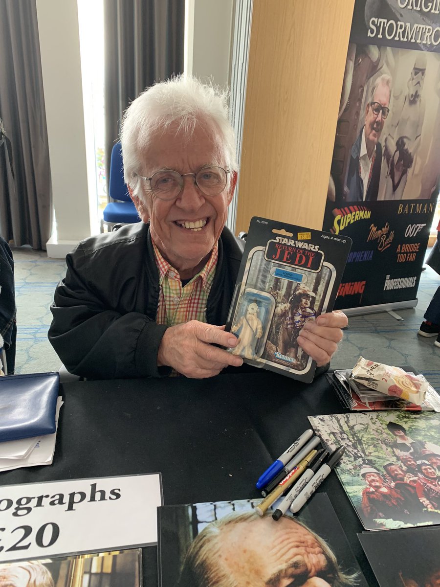 I managed to meet the awesome Mike Edmonds, who played Logray in Return of the Jedi at the Screen Events event in #Southend today!

What a lovely guy! He signed my my vintage carded figure for me!