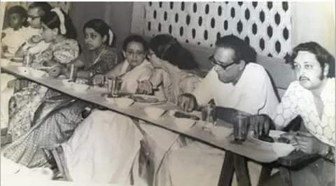 ভোজ খাচ্ছেন সবার সঙ্গে একসঙ্গে বসে একজন সেলিব্রিটি!!