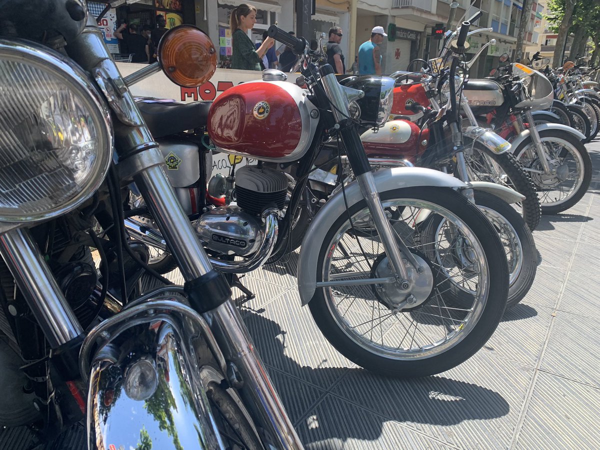 adriaguevara_'s tweet photo. Fins aquest vespre podem gaudir del Farus a la façana marítima de #vng. La festa del motor que, en la seva primera edició, agrupa més d’un miler de vehicles entre clàssics, americans, japonesos i motos. Peces de museu i col·lecció acompanyades d’activitats per a tota la família! https://t.co/ijZQOTAPeR