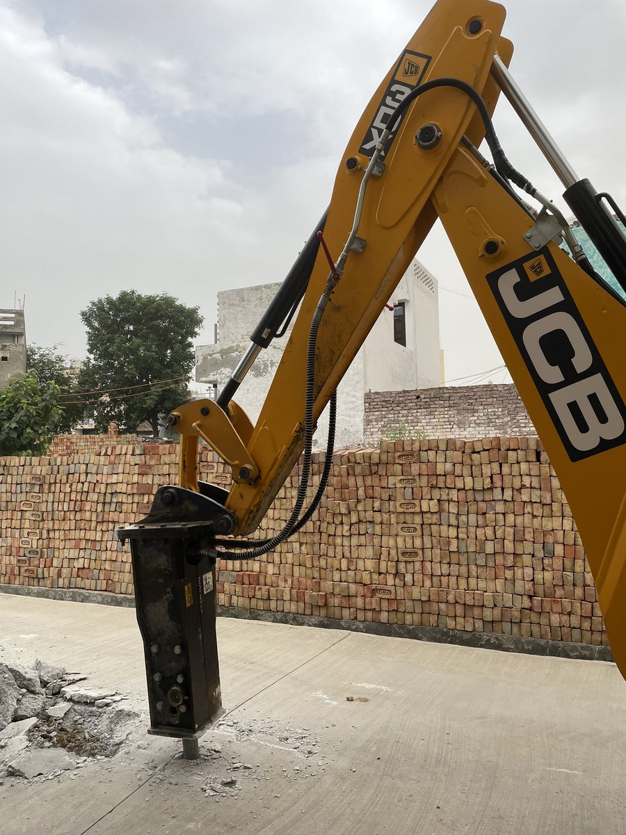 shubhamdutt13's tweet image. Road ache banane ke baad government ko yaad aaya ki sewer ka pipeline to dala hi nhi 🙃