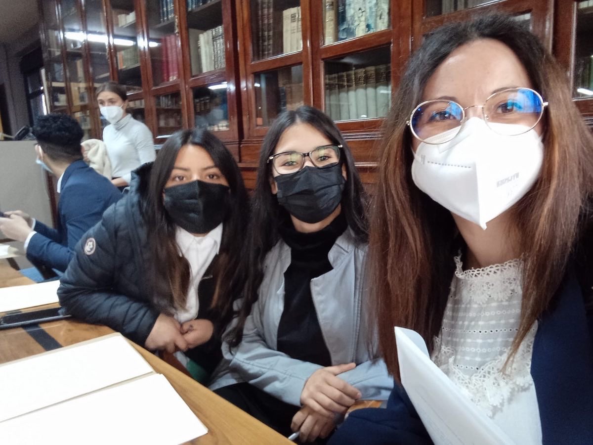 saraprof2010's tweet photo. Alumno/as de 3º y 4º ESO y 1ºBto del IES "Salvador Dali" , participaron en el símil de la asamblea general de naciones unidas BGMUN. Tras semanas de duro trabajo, participaron en cuatro emocionantes días de debates en una experiencia inolvidable y enriquecedora. https://t.co/ZXDsarnPvl