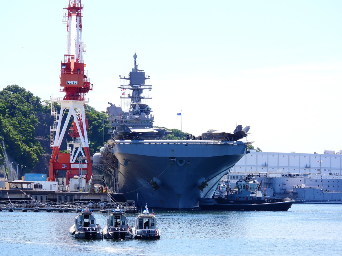 2022年5月29日軍港めぐり10時便
「LHA-7 USS Tripoli(トリポリ)」

着岸作業を見守る警備艇カワイイ🥰
#YOKOSUKA軍港めぐり #強襲揚陸艦 #トリポリ #Americaclass #amphibiousassaultship