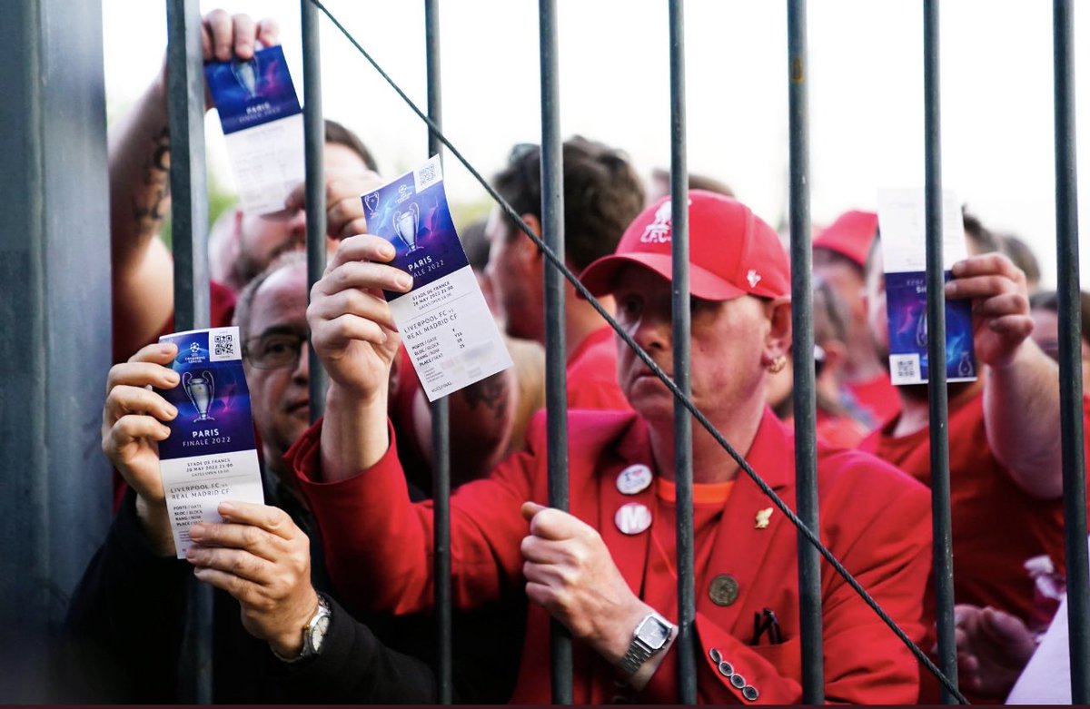 Cuando te gastas una fortuna para ver la final de Champions en Francia, vuelo, un buen hotel en París y terminas detrás de las rejas afuera del estadio, gaseado por la policía francesa mientras que “jóvenes urbanistas” ocupan tu lugar perdiendo tu equipo la final. 🤷‍♂️🤦‍♂️