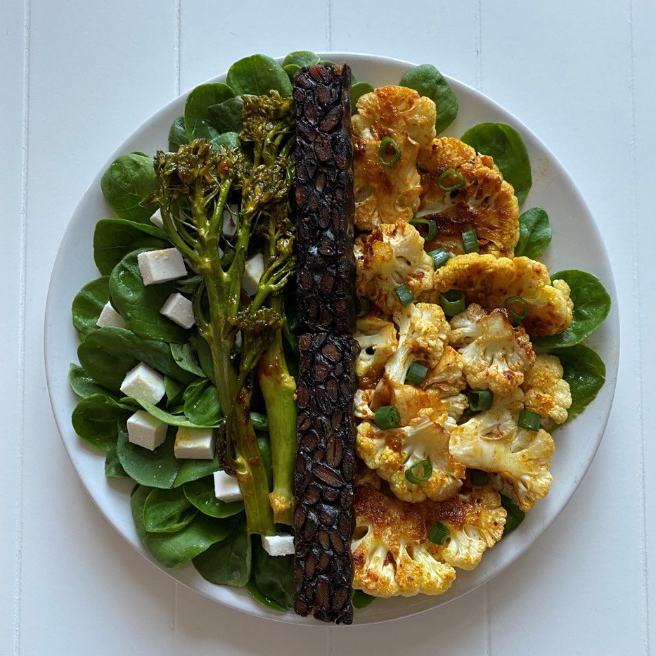 InesHandler's tweet image. Fried black bean tempeh (it's not burnt it's with tamari), roasted broccoletti, roasted cauliflower, lamb's lettuce, almond cheese cubes (vegan) and scallion.

#indonesiancuisine #tempeh #blackbeans #fermented #rhizopusoligosporus #fungus #javanese #simplyV #almondcheese #vegan