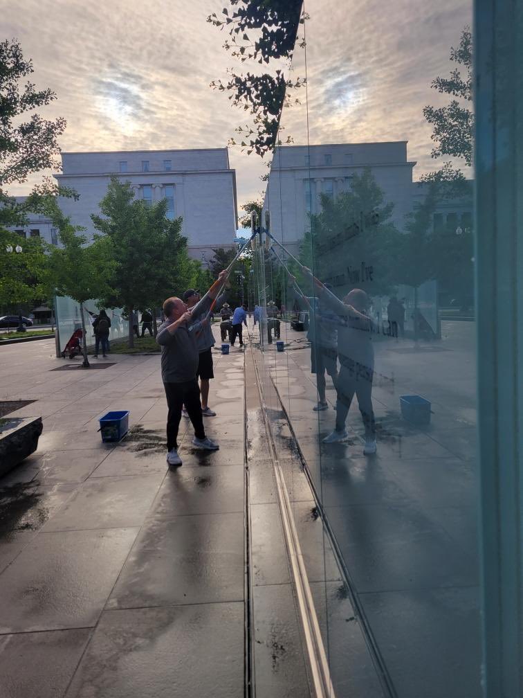 DAV_CH_10_VA's tweet photo. Yesterday we cleaned the #AVDFL Memorial with help from @DAVHQ Nat Commander Andy Marshall, Washington HQ Exec Dir. Randy Reese, and other dedicated volunteers. Come join us next month! #MemorialDayWeekend https://t.co/z0oSVWp0XH