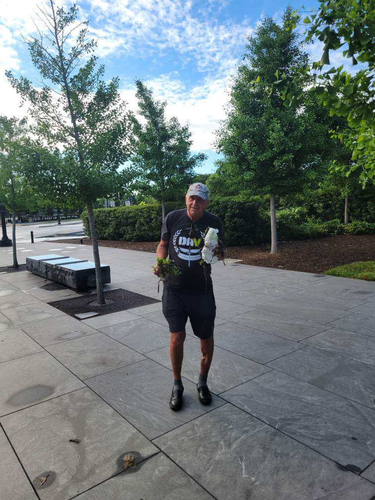 DAV_CH_10_VA's tweet photo. Yesterday we cleaned the #AVDFL Memorial with help from @DAVHQ Nat Commander Andy Marshall, Washington HQ Exec Dir. Randy Reese, and other dedicated volunteers. Come join us next month! #MemorialDayWeekend https://t.co/z0oSVWp0XH
