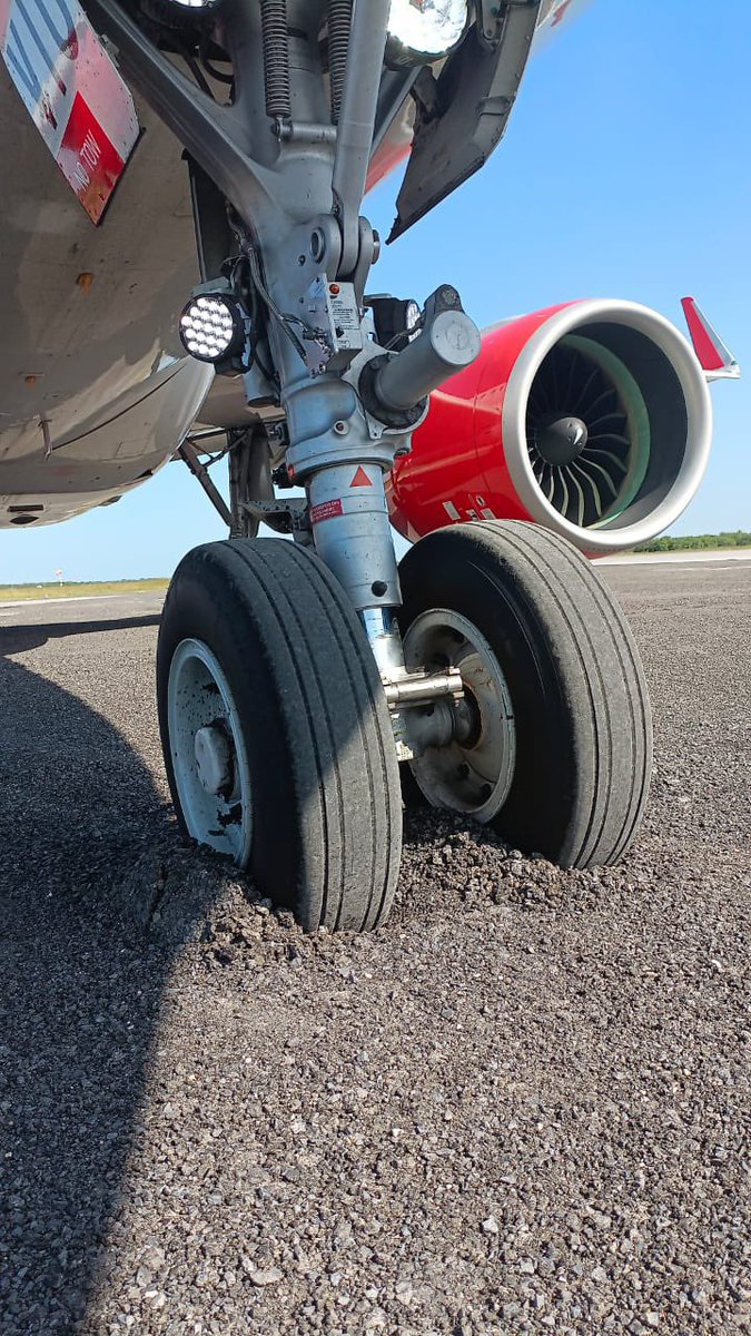 Sigue cerrado desde ayer el <a href="/AeropuertoDeREX/">Aeropuerto Internacional de Reynosa</a> A que hora van a retirar el avion de <a href="/VivaAerobus/">Viva</a> que se despistó ayer para reprogramar vuelos? Pasajeros desesperados y sin información!!! ccp: <a href="/lopezdoriga/">Joaquín López-Dóriga</a> <a href="/CarlosLoret/">Carlos Loret de Mola</a>