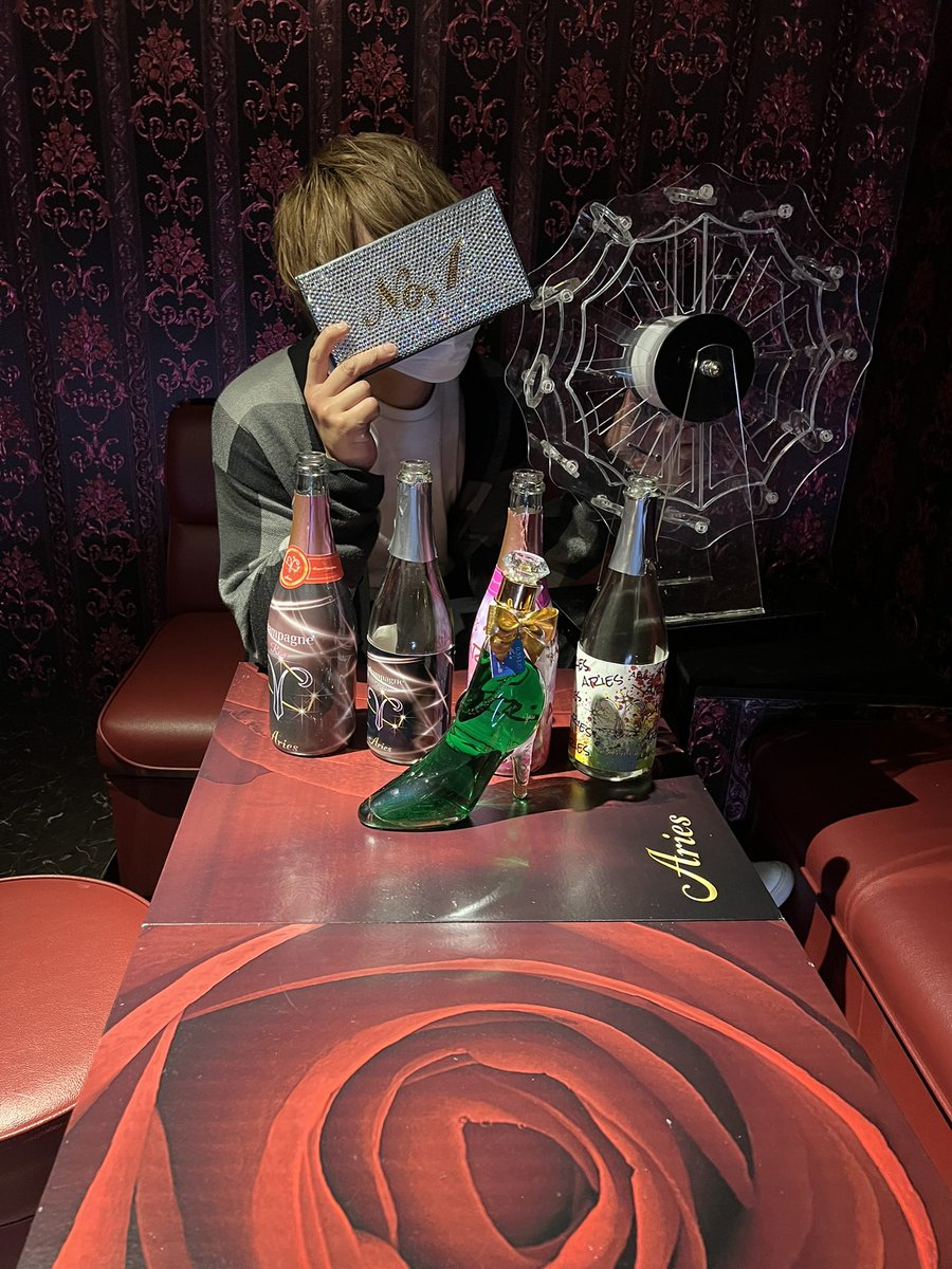 Aries_Omiya's tweet photo. 昨日のラスソンは社長でした✨

高額コールパイレーツとシンデレラでラスソン😍🤙
3日連続はやばいですね🥺

今日は締め日前日なので少し緊張感のある営業になるといいな😇

ナンバー争い注目ですっ！！

 #ホストル求人
 #大宮ホスト
 #締め日前 https://t.co/o7hHz35GNm