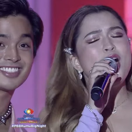 kumuPH's tweet photo. Yes @kdestrada_? Hahahahaha! Feel na feel na ni @alexailacad yung song pero may cutie sa likod hahahaha!

THEBIGNIGHT WITH KDLEX
#PBBKumuBigNight #PBBKumunity

https://t.co/qDp2xARhnc https://t.co/63IvzBPCMQ