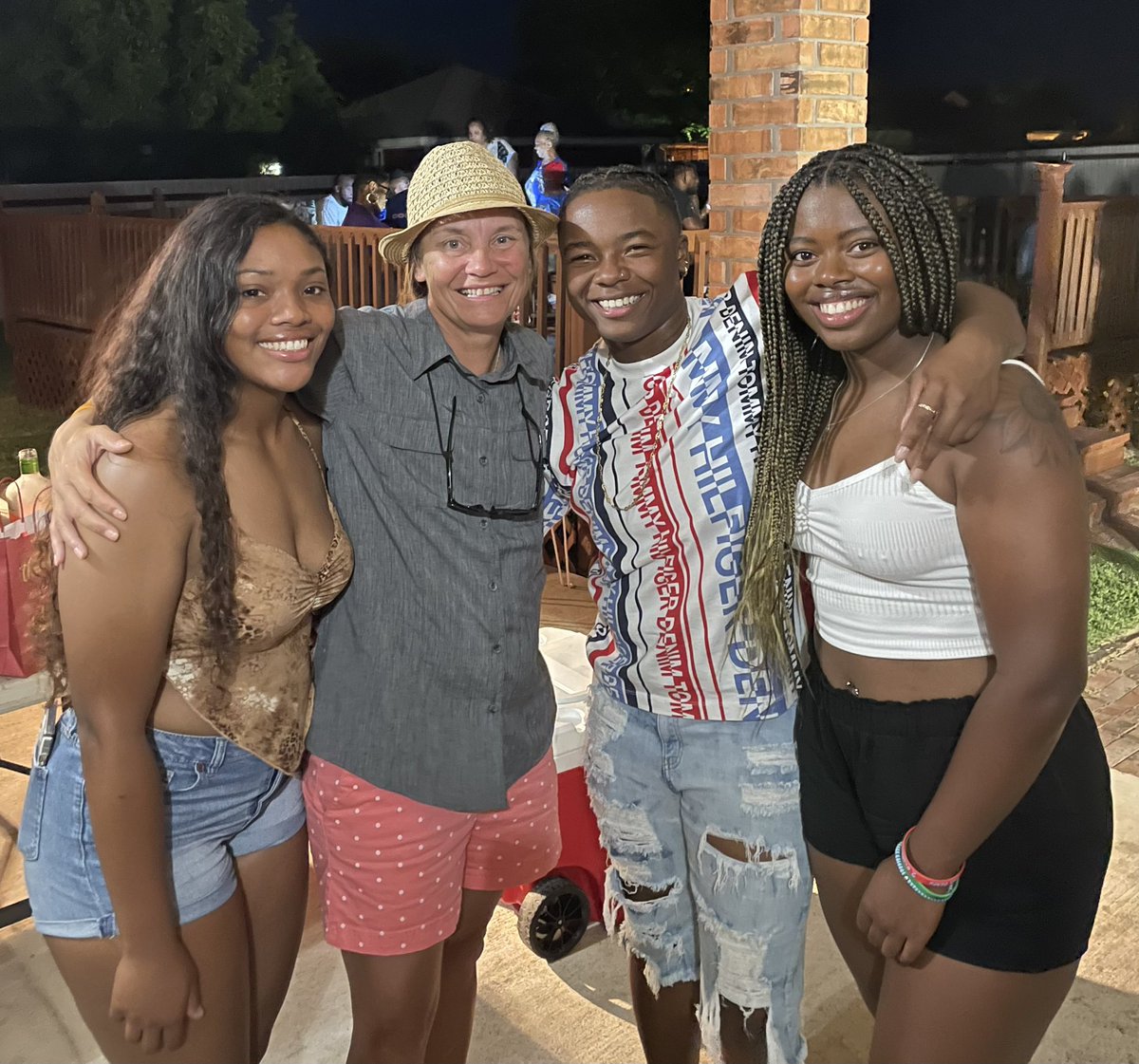 It’s always great to get an opportunity to catch up with former players. Congrats <a href="/TanjalaSmith/">👑.Scrub.👑</a> 1st  generation grad!!!Jaz and DD congrats as well and good luck next year. Excited to see you play 1 more year!!! #proudcoach