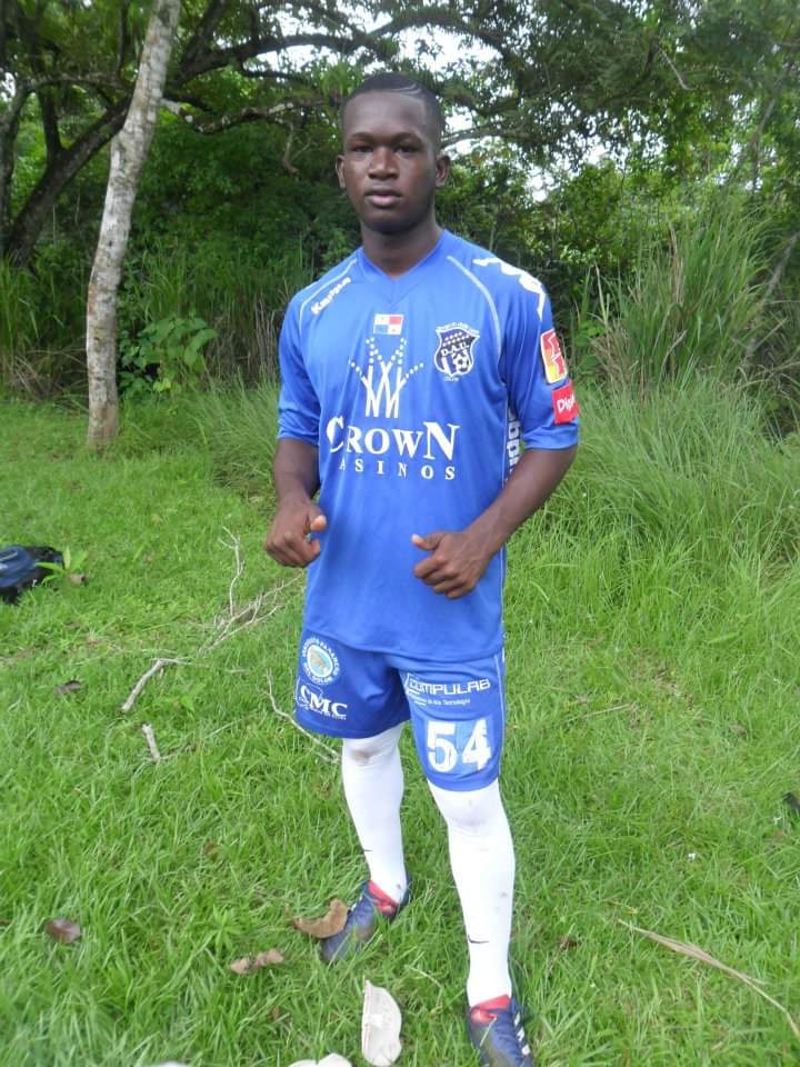 SergioAle507's tweet photo. 1ra📷: Fogueo de pretemporada reserva ante @sanfrafc_pa, bajo el mando de @javiermiller63 con miras al #Apertura2012(Tuve el honor de darle cobertura al inicio de lo que se venía para Gabriel Chiari en el futuro)
2da📷: 10 años después, otro logro más a su exitosa carrera. https://t.co/KFRl6hq15o