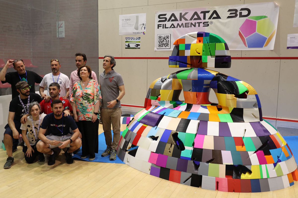 Alcobendas_ayto's tweet photo. 🥇En la Printer Party 3D celebrada en #Alcobendas, el alcalde @AitorRetolaza ha entregado el Premio Nacional de Impresión 3D 2022 a Raul Pedro Huete.👏🏻

También se ha cumplido el reto  del evento que era construir nuestra Menina con esta tecnología… y ha quedado así de chula. 💪 https://t.co/FgDITBWNTG