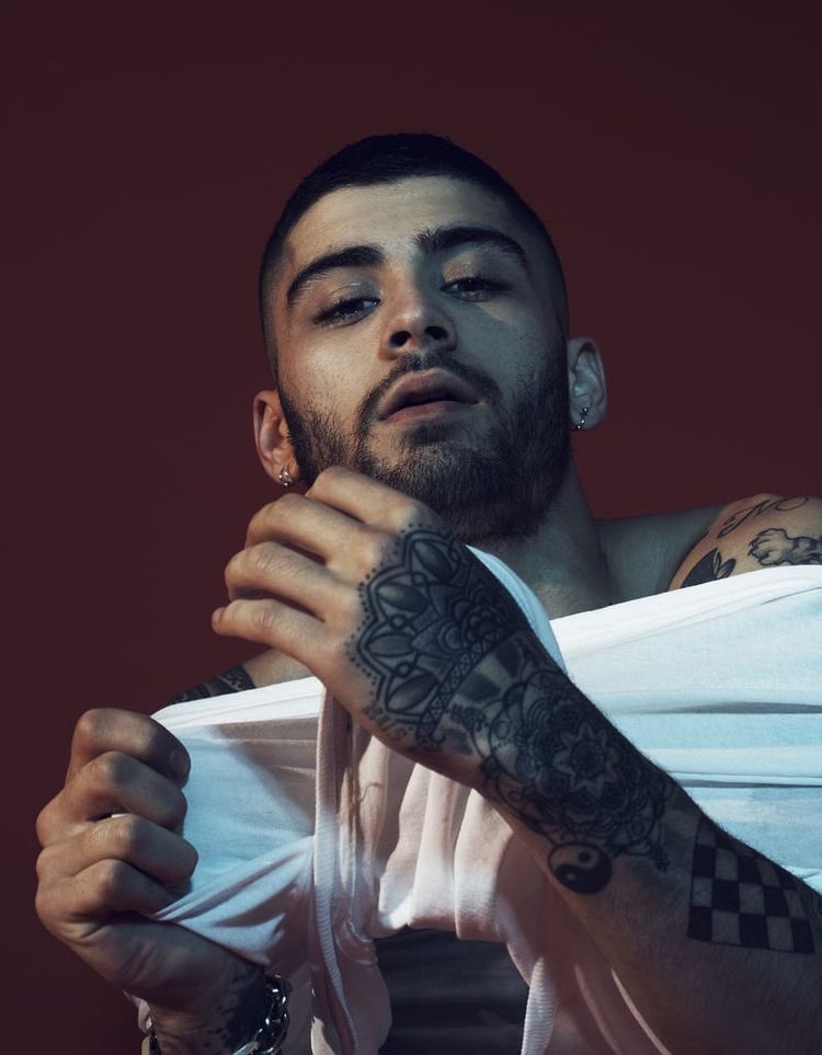 zaynbeingsexyy's tweet photo. lucky who was taking a picture of zayn malik 😫 https://t.co/padzPK4rS5