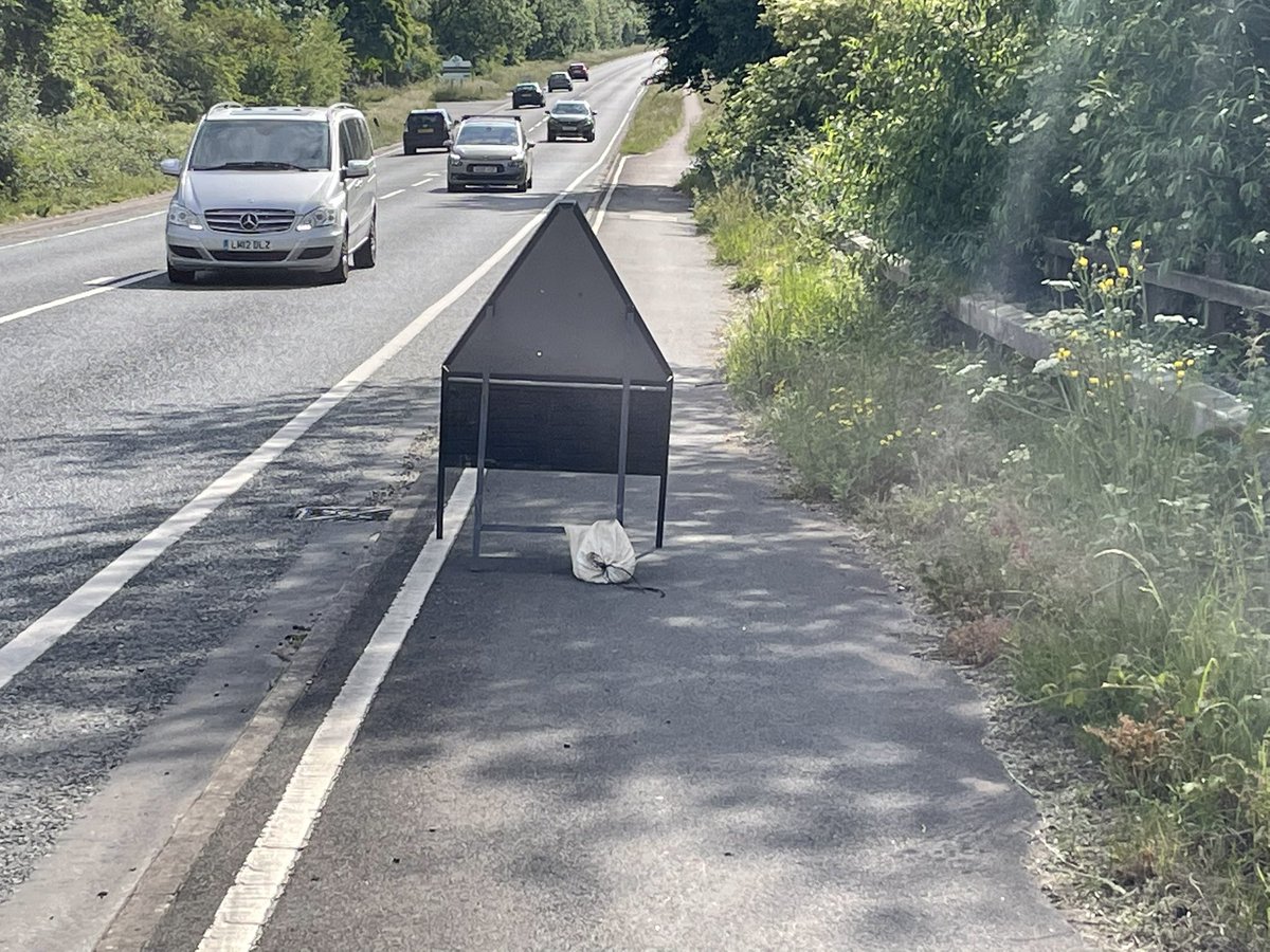 Imagine this in the evening, car lights in your face, downhill and a completely grey back of the sign. Perfect. @A40Oxford