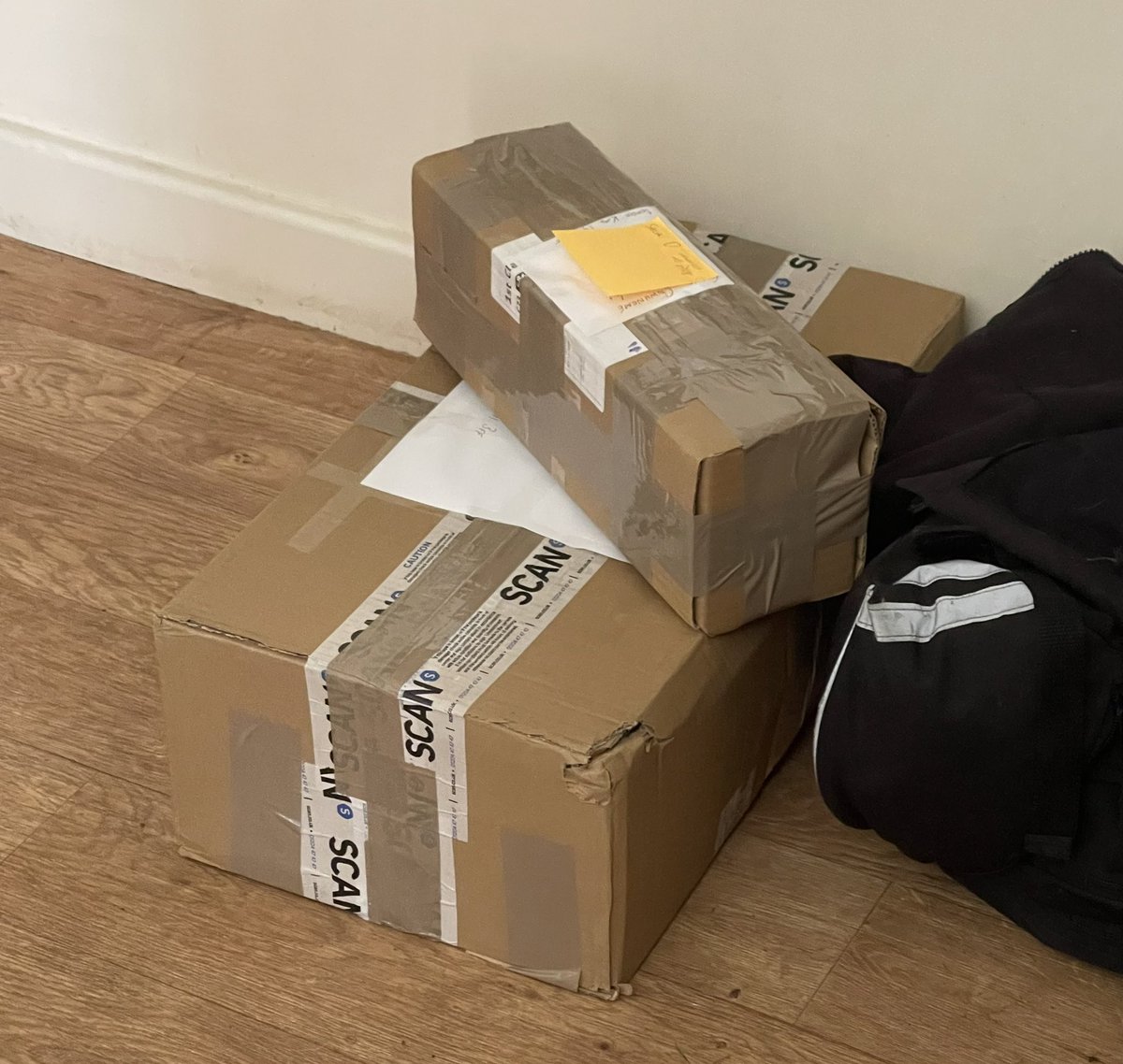 jasonantonyking's tweet photo. What’s in the 📦? An audio mixer I no longer use and a microphone I’ve sold to fund its replace, @ivor1957 will approve. What to list next? #sellingstuff https://t.co/ecnMzQjH7Q