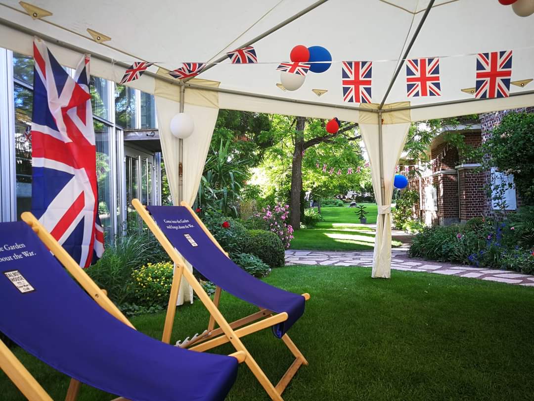 TalbotHousTubby's tweet photo. June is #Jubilee month at Talbot House! Join is in celebrating the #PlatinumJubilee in our fabulous #EnglishGarden. Cake in the AGA, bunting & balloons up, Benja the cat looking fab and bubbles in the fridge.
#BritishClub #QueensJubilee https://t.co/mgtqqVvKEX