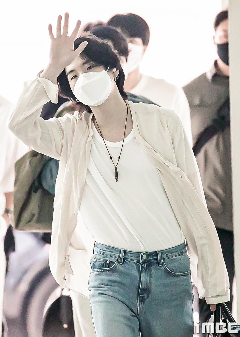 luvmytannie's tweet photo. Yoongi ma coś takiego w sobie, że możesz się po nim spodziewać wszystkiego, ale jak walnie to aż słychać chorał gregoriański https://t.co/cxgHZDAFDt