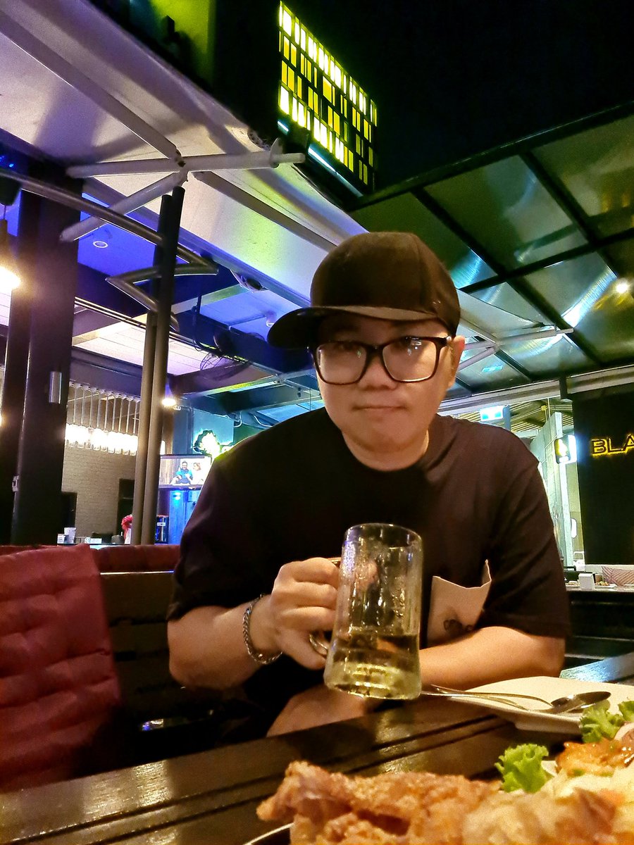 SarawutBuachar2's tweet photo. Beer แก้ว 20 มาอย่างไว 🤣🤣
#Zood #ระยอง https://t.co/C8E5b6OpxQ