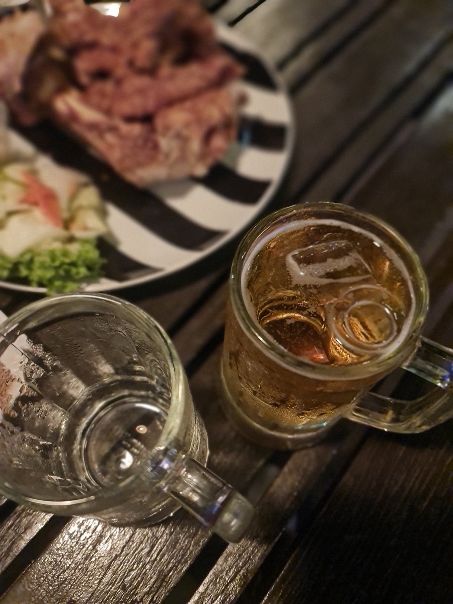 SarawutBuachar2's tweet photo. Beer แก้ว 20 มาอย่างไว 🤣🤣
#Zood #ระยอง https://t.co/C8E5b6OpxQ