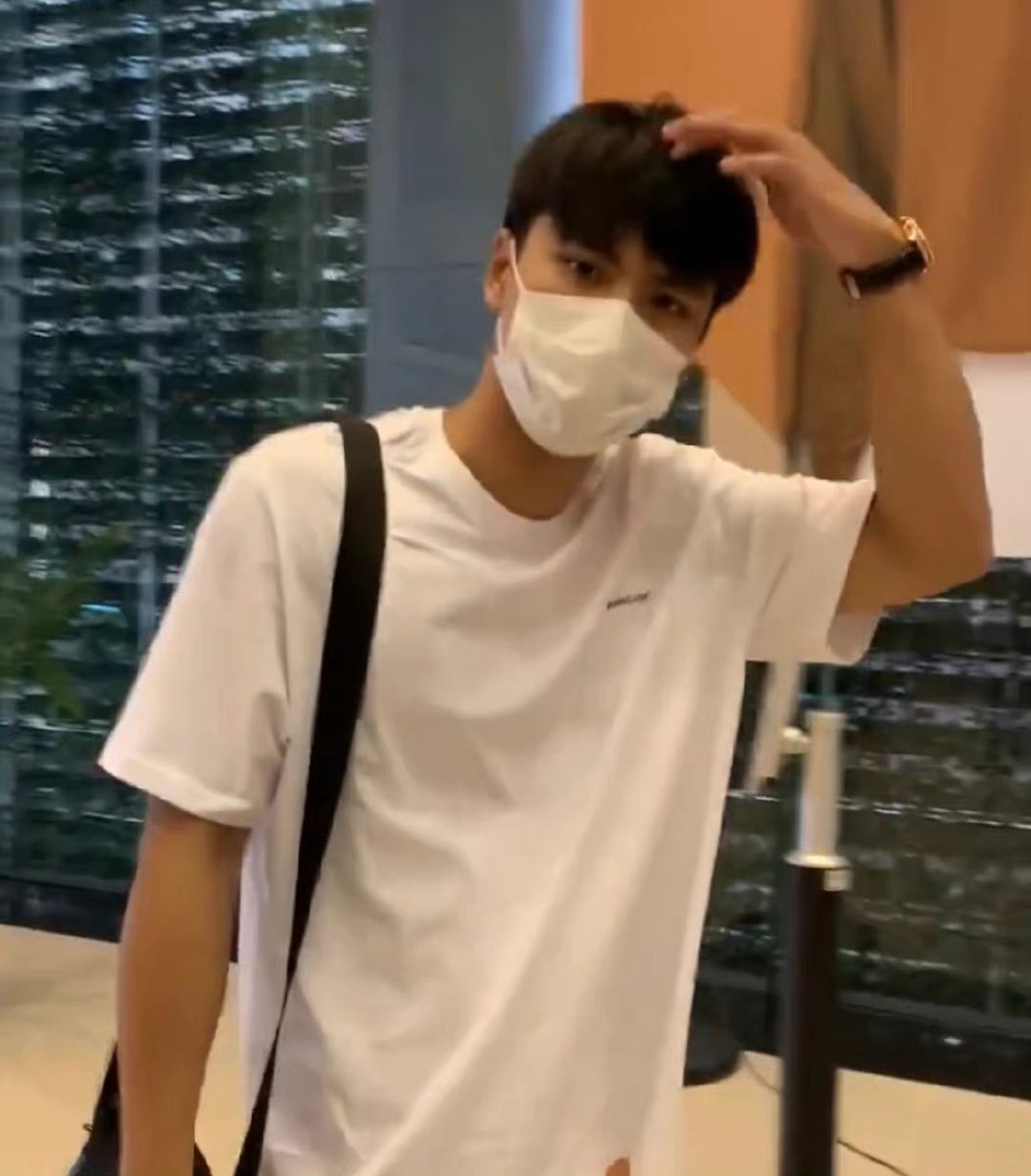vickywen322's tweet photo. #โอมนนน #OhmNanon Great, these days they are always wearing black and white, and they are the same style! 😏😏 I love watching them play EP12! https://t.co/towztEaFcY