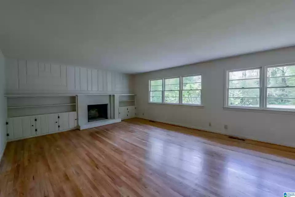 AndrewJBoneRE's tweet photo. #Tuscaloosa #Alabama 4BR/2BA all brick home w/hardwood floors, new stainless appliances, quartz countertops & huge storage room attached to carport. Beautiful property & less than 2-miles from campus! #ajbreg Details: 205-531-5577 #investment #GameDay https://t.co/p7eVtMa7Ad